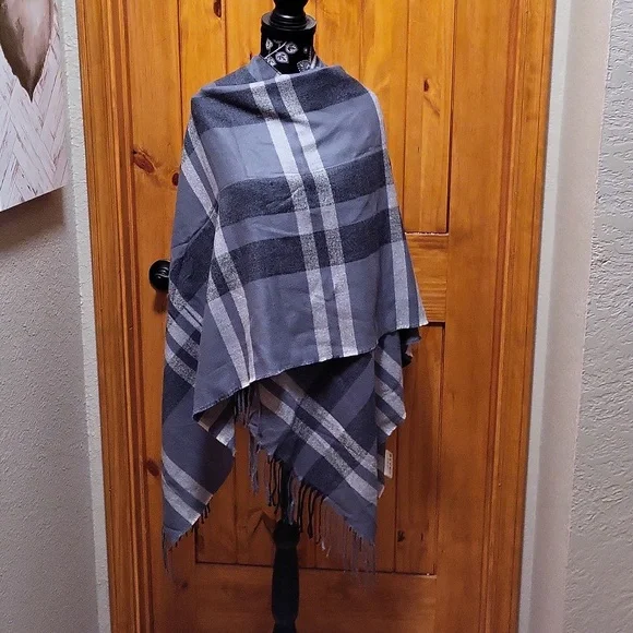 NWOT Ethically Produced Dark/Light Gray Fringed Wrap - Picture 2 of 4